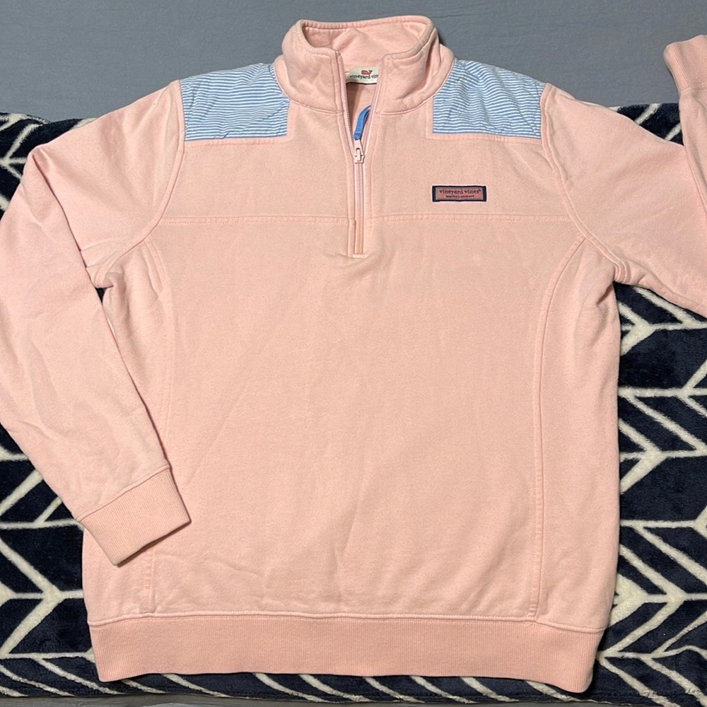 Vineyard Vines Pullover pink w/blue shoulder patch. Quarter zip size S